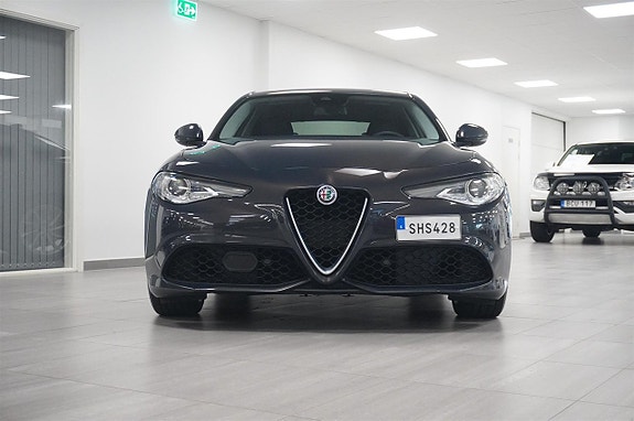 Alfa Romeo Giulia 4 of 14