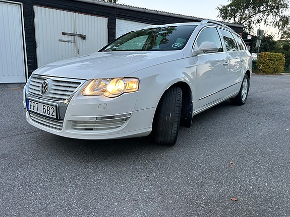 Volkswagen Passat 2 of 17