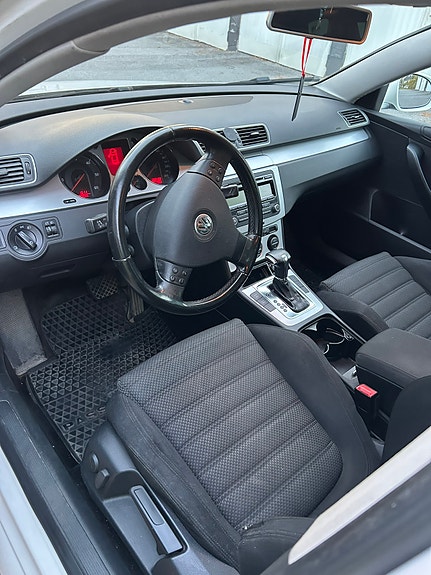 Volkswagen Passat 9 of 17