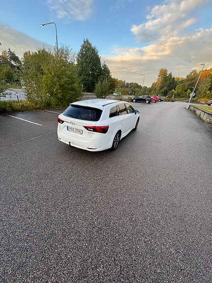 Toyota Avensis 2 of 7