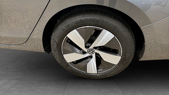 Volkswagen Passat 6 of 13