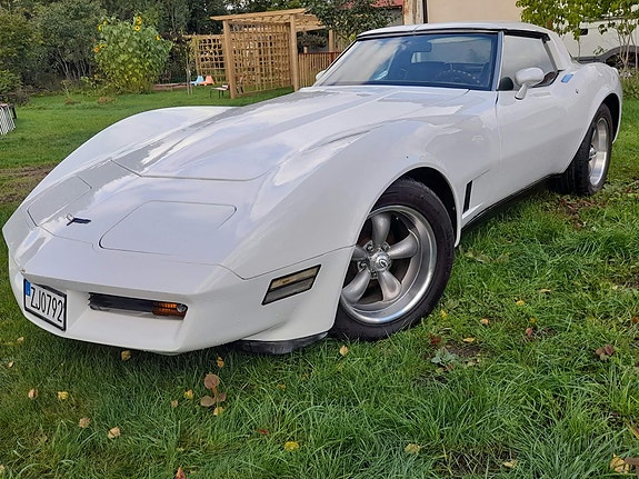 Chevrolet Corvette 2 of 9