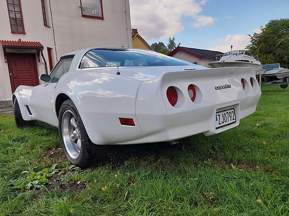 Chevrolet Corvette 4 of 9