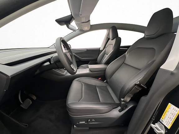 Tesla Model Y 14 of 30