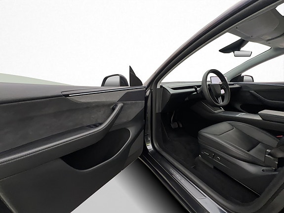 Tesla Model Y 13 of 30