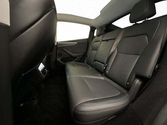 Tesla Model Y 28 of 30