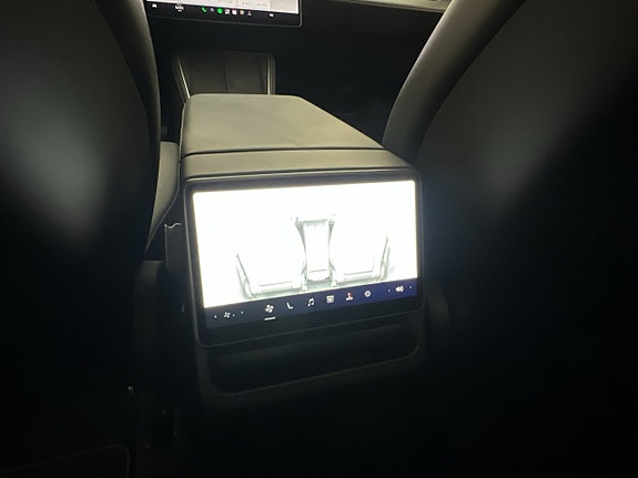 Tesla Model Y 27 of 30
