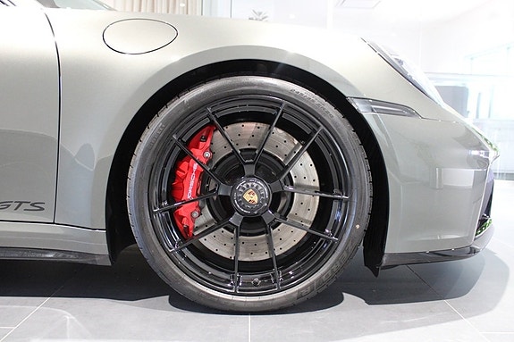 Porsche 911 Carrera 4 GTS 9 of 19