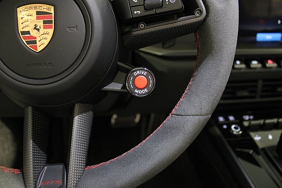 Porsche 911 Carrera 4 GTS 13 of 19