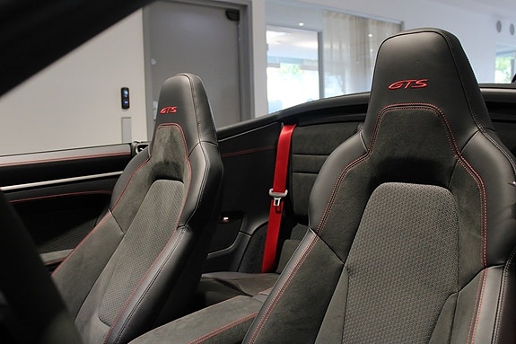 Porsche 911 Carrera 4 GTS 12 of 19