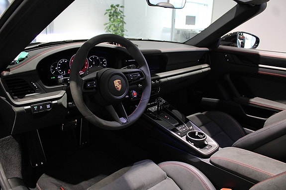 Porsche 911 Carrera 4 GTS 11 of 19