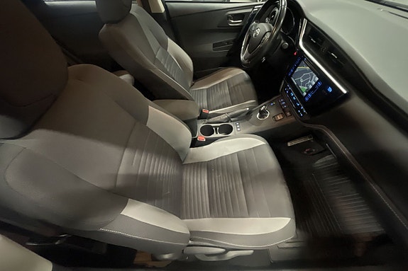Toyota Auris 7 of 13
