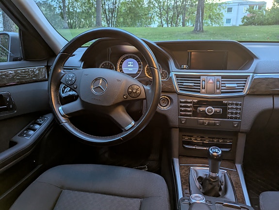 Mercedes-Benz E200 6 of 11