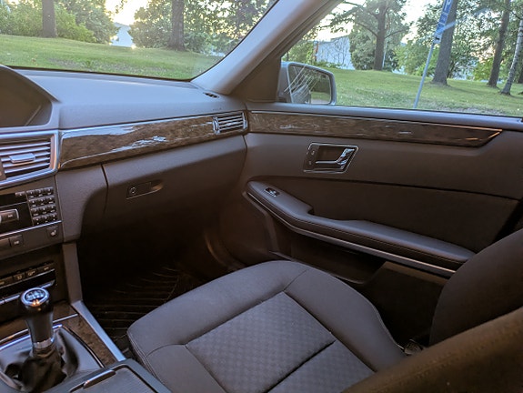 Mercedes-Benz E200 8 of 11