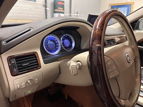 Volvo XC70 11 of 25