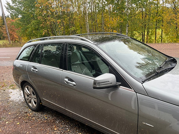 Mercedes-Benz C220 3 of 6