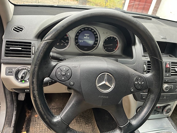 Mercedes-Benz C220 5 of 6