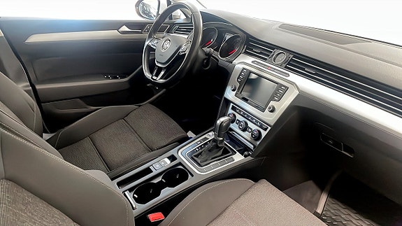 Volkswagen Passat 3 of 20