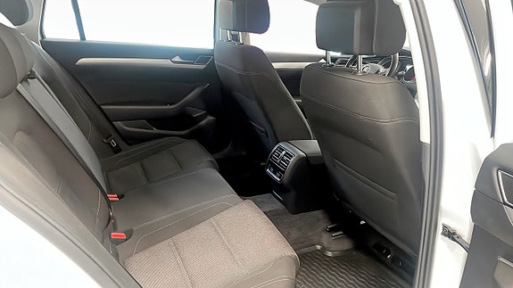 Volkswagen Passat 5 of 20