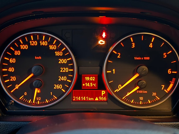 BMW 320i 13 of 13