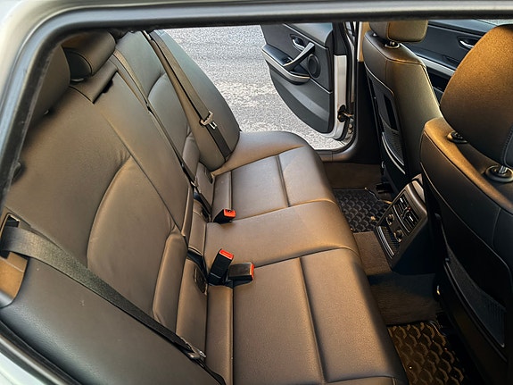 BMW 320i 9 of 13