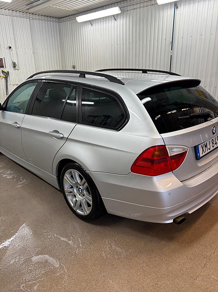 BMW 320i 3 of 13