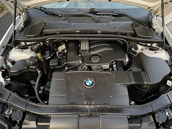 BMW 320i 12 of 13
