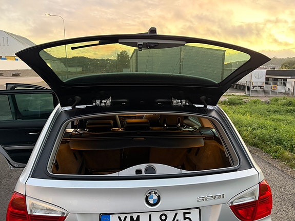 BMW 320i 11 of 13