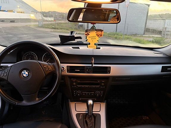 BMW 320i 7 of 13