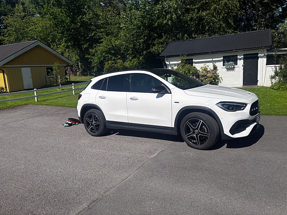 Mercedes-Benz GLA250 e 12 of 16
