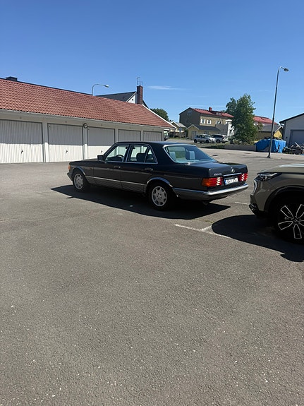 Mercedes-Benz 280 SE 2 of 4