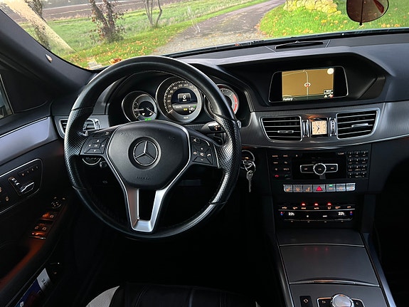 Mercedes-Benz E220 2 of 6