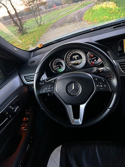 Mercedes-Benz E220 4 of 6