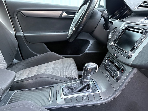 Volkswagen Passat 13 of 17