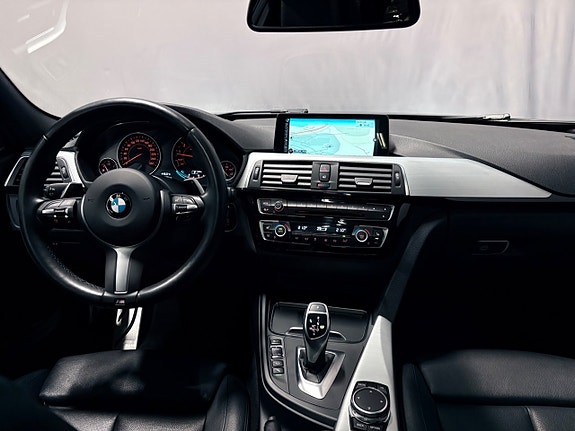 BMW 330i 14 of 30