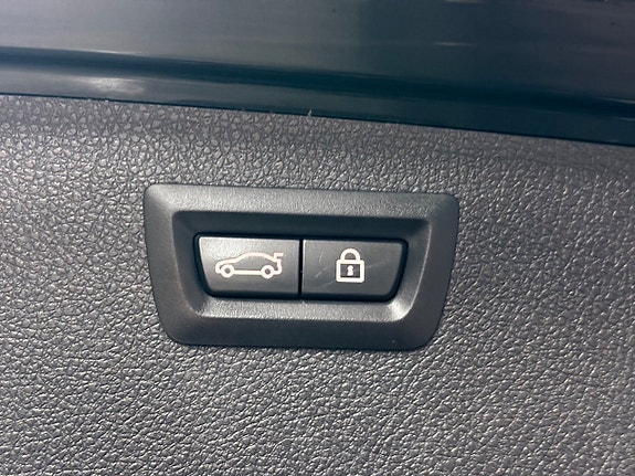 BMW 330i 9 of 30