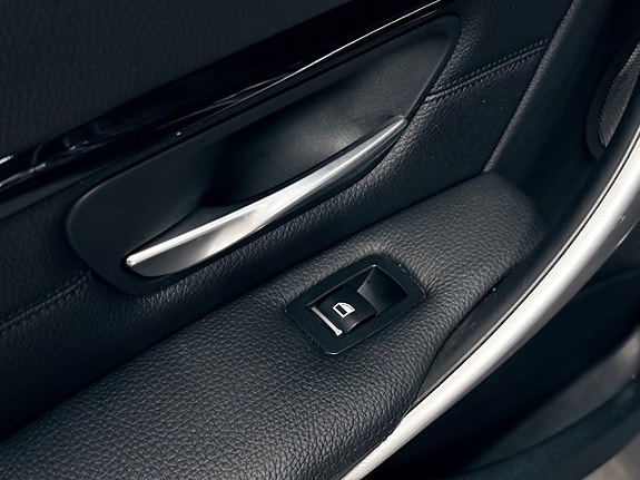 BMW 330i 29 of 30