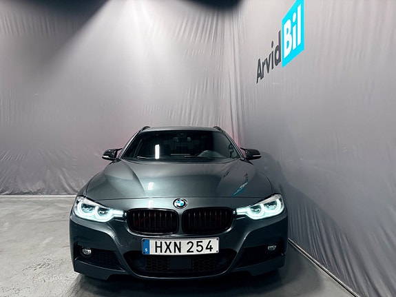 BMW 330i 4 of 30