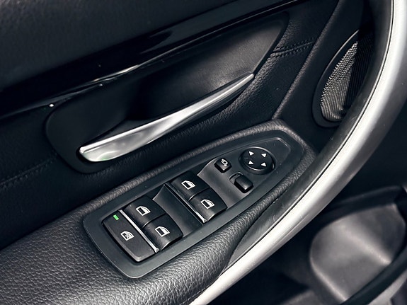 BMW 330i 28 of 30