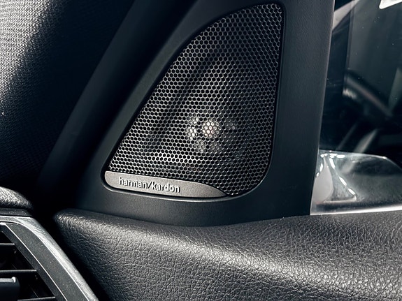 BMW 330i 26 of 30