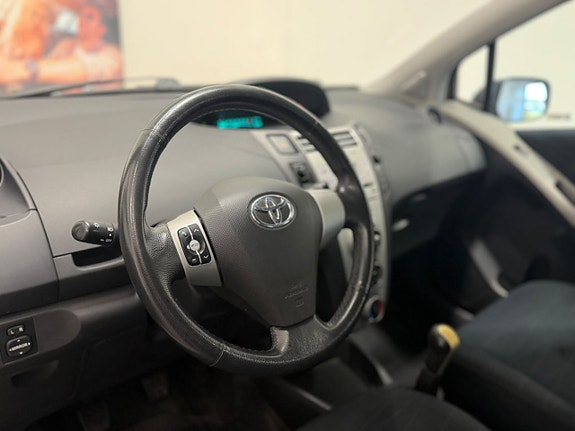 Toyota Yaris 3 of 15