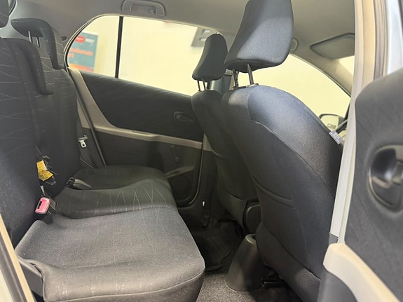 Toyota Yaris 15 of 15