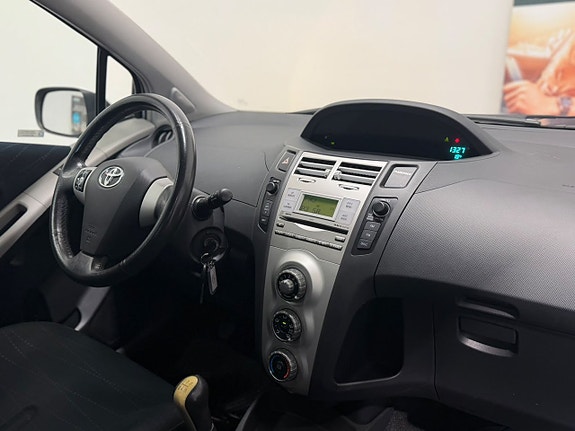 Toyota Yaris 13 of 15