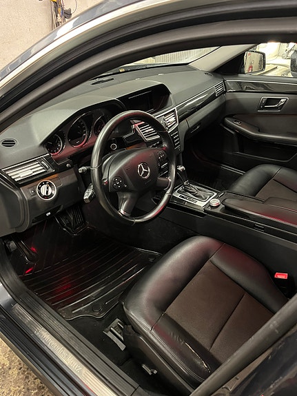 Mercedes-Benz E220 5 of 5