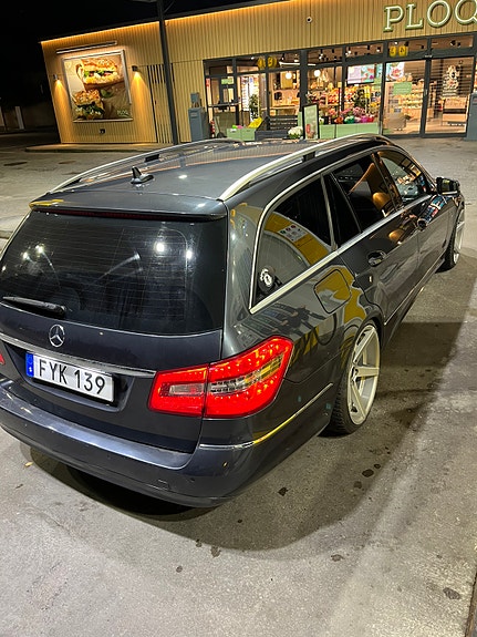 Mercedes-Benz E220 4 of 5