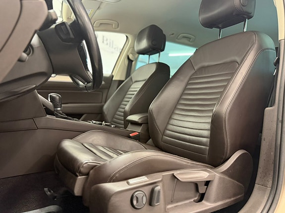 Volkswagen Passat 14 of 24
