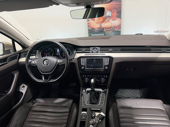 Volkswagen Passat 12 of 24