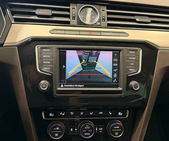 Volkswagen Passat 11 of 24