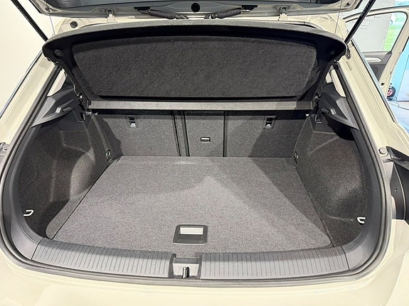 Volkswagen T-Roc 12 of 12