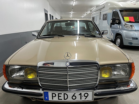 Mercedes-Benz 230 CE 4 of 27